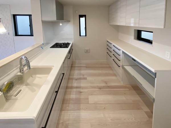 食洗機、浄水器付タッチレス水洗付。