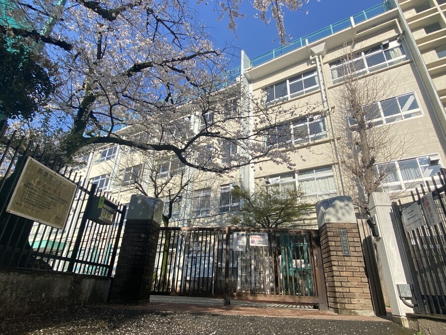 豊島区立駒込中学校 690m 