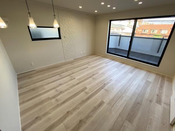 光あふれる、2階リビングの家。