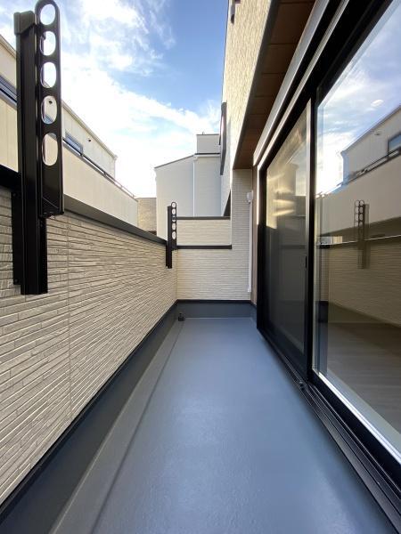 2階は南、北両面にバルコニー付。