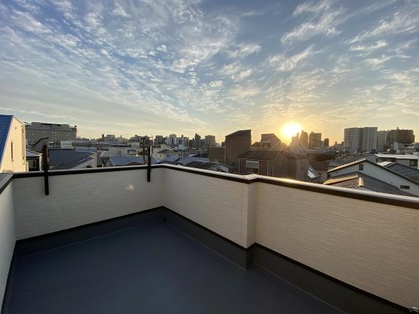 広々ルーフバルコニー付