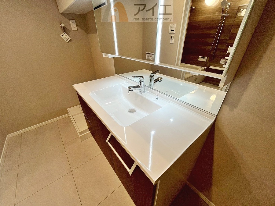 三面鏡にハンドシャワー付き、使いやすい洗面台