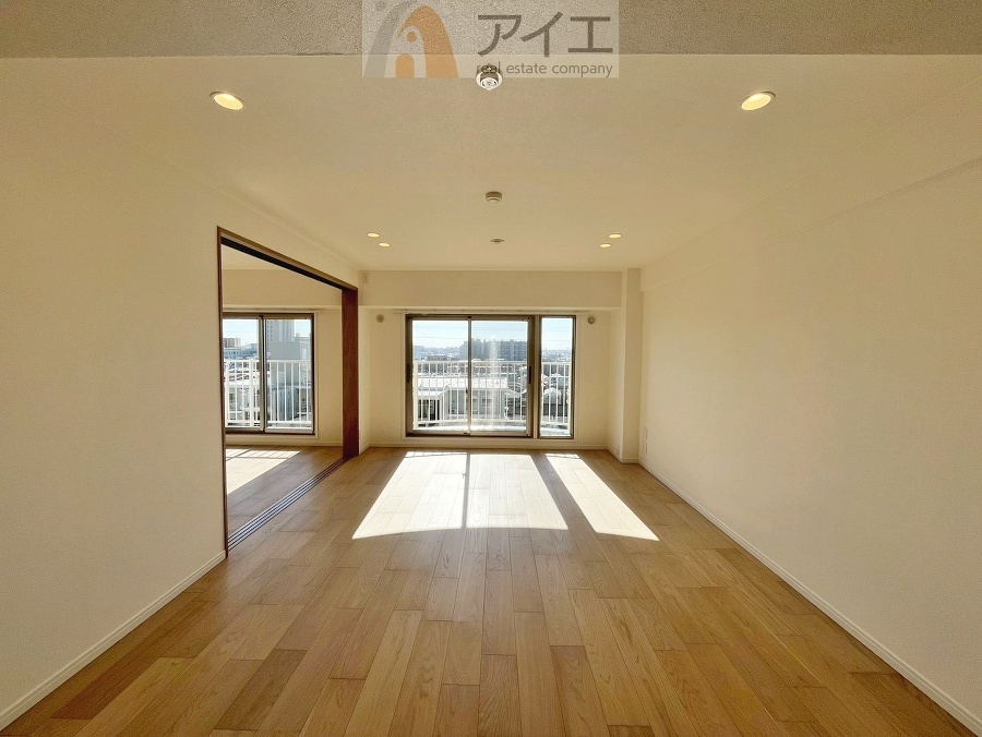 朝から日差しいっぱいの、明るい空間でのびのび過ごせます