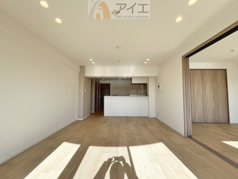 日差しがうれしいリビング、大窓からの見晴らしも良好