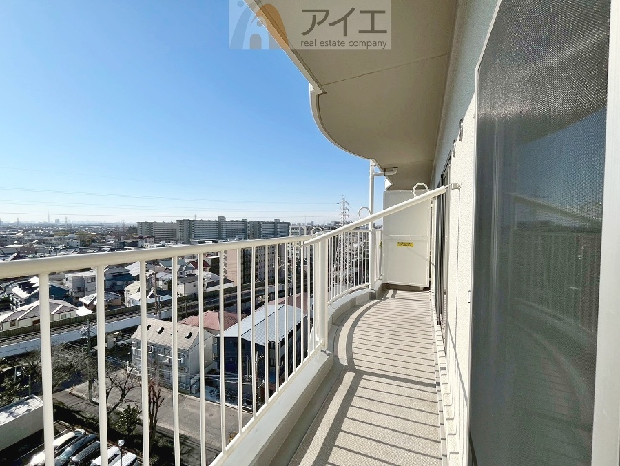 広々バルコニーは日当たり良好、ガーデニングも楽しめます