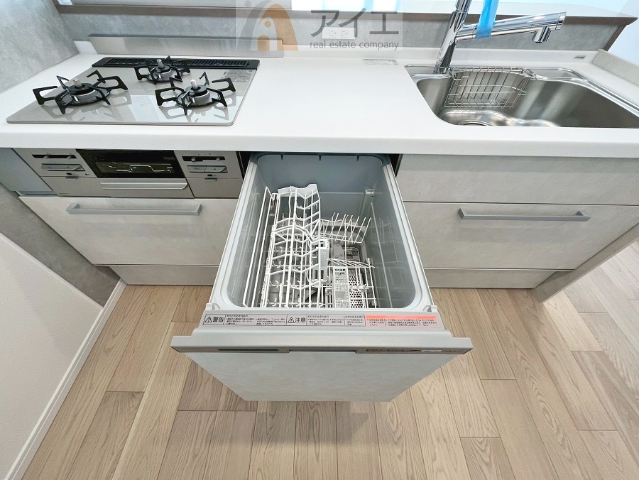 手に優しい、後片づけおまかせの食洗機。ママも食後のだんらんに加われます
