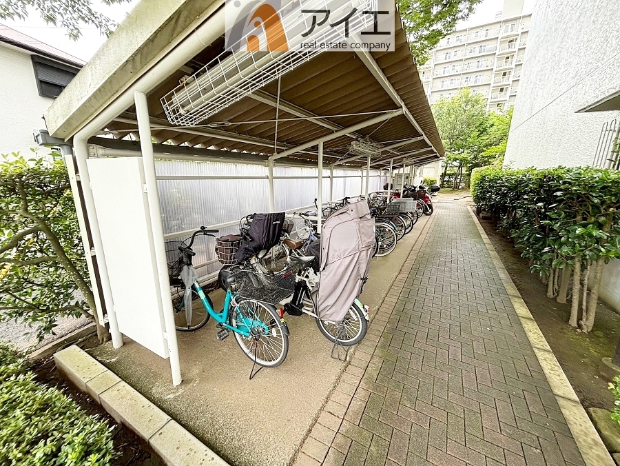 広々スペースの駐輪場はご家族の自転車を置くことができます