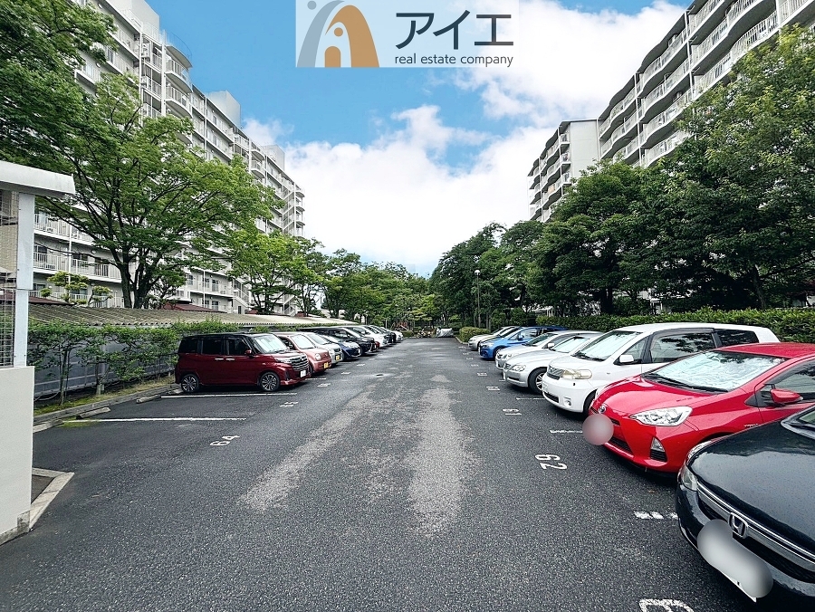 駐車場があるため車通勤の方にも安心なマンションです(要空確認)