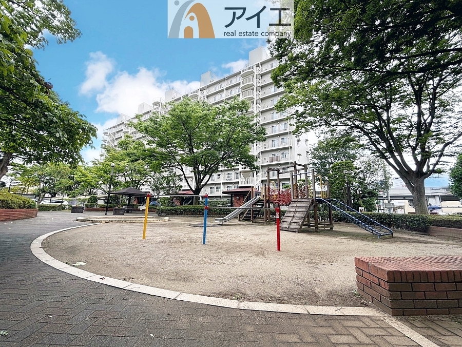 敷地内には公園もあり、子育て家族に嬉しい緑豊かな環境です