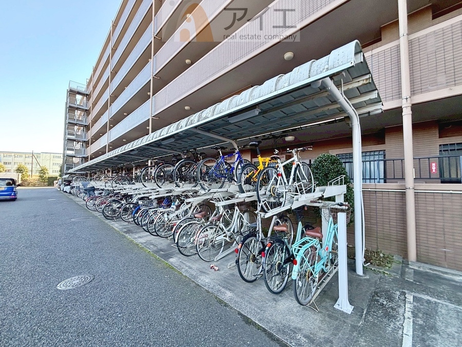 広々スペースの駐輪場はご家族の自転車を置くことができます