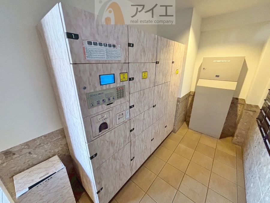 お出掛けが多くても安心な、宅配ボックスつき