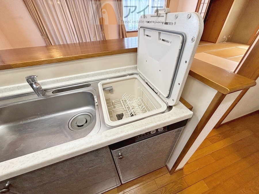 手に優しい、後片づけおまかせの食洗機。ママも食後のだんらんに加われます