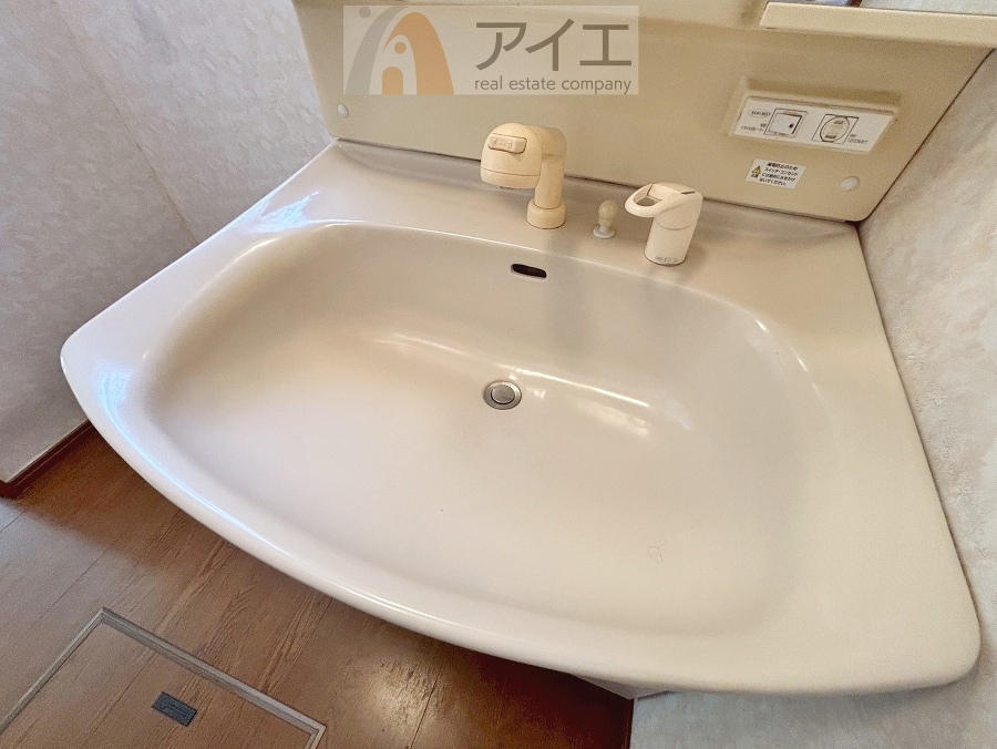 三面鏡にハンドシャワー付き、使いやすい洗面台