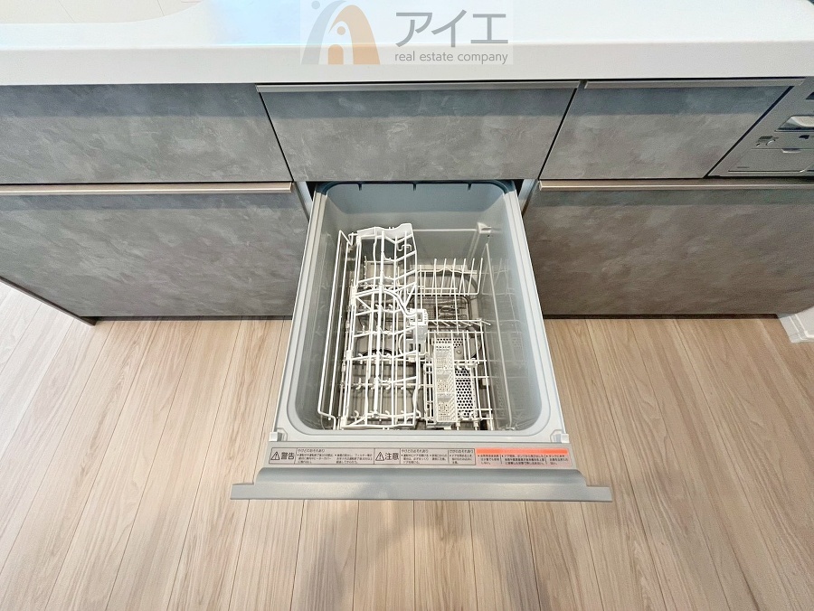 手に優しい、後片づけおまかせの食洗機。ママも食後のだんらんに加われます