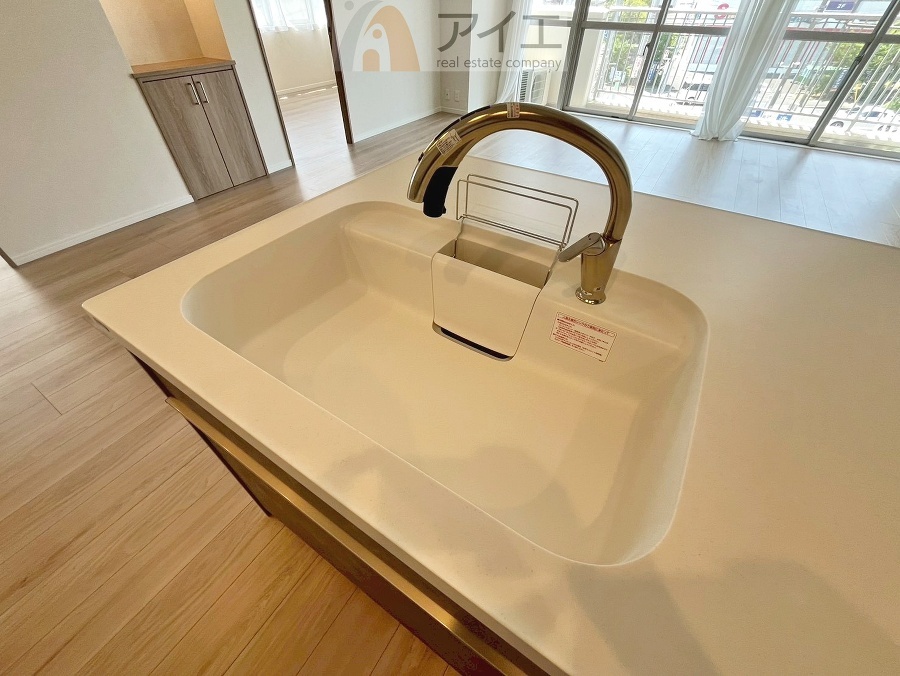 水道一体型の浄水器。ボタン一つで切替可能水回りもすっきり