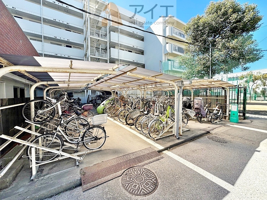 広々スペースの駐輪場はご家族の自転車を置くことができます
