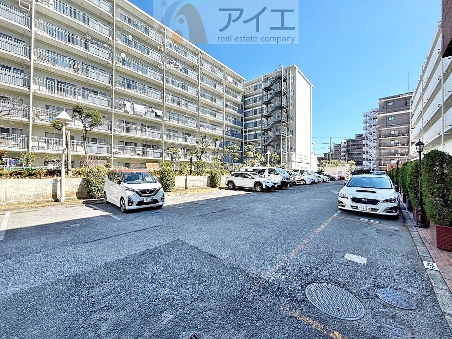 駐車場があるため車通勤の方にも安心なマンションです(要空確認)