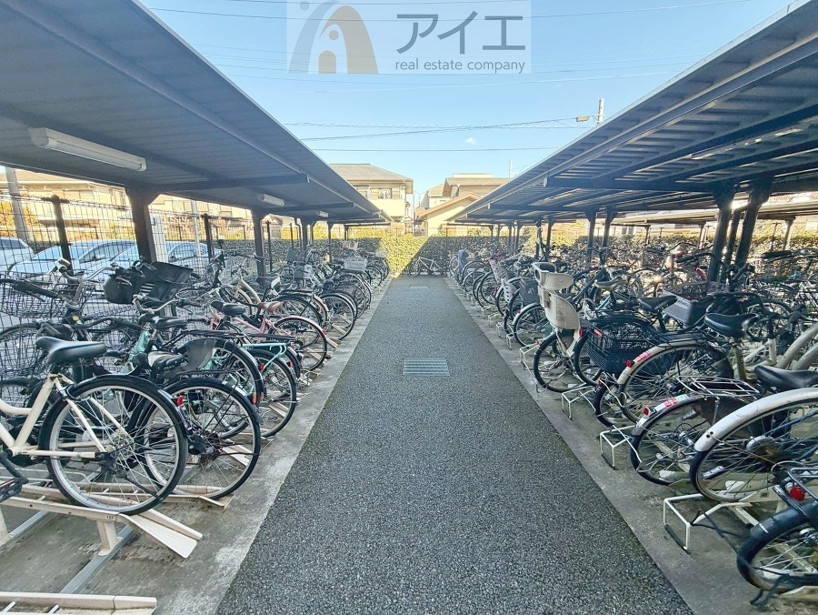 広々スペースの駐輪場はご家族の自転車を置くことができます