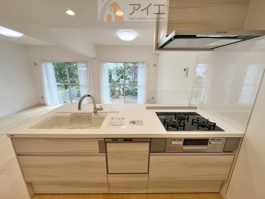 リビングで遊ぶお子様にも目が届く、安心感で選ぶなら対面キッチン