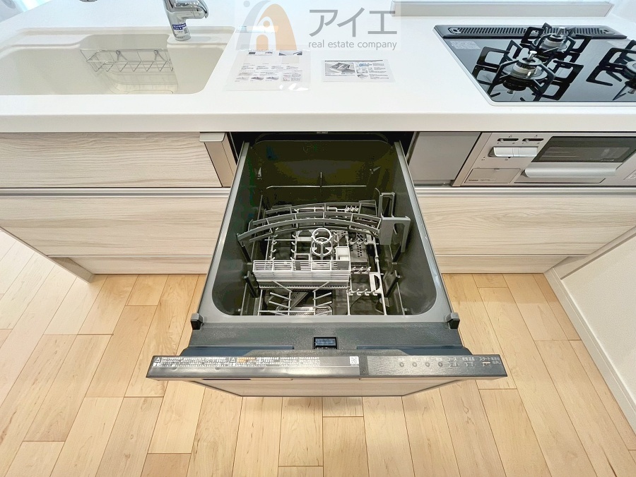手に優しい、後片づけおまかせの食洗機。ママも食後のだんらんに加われます