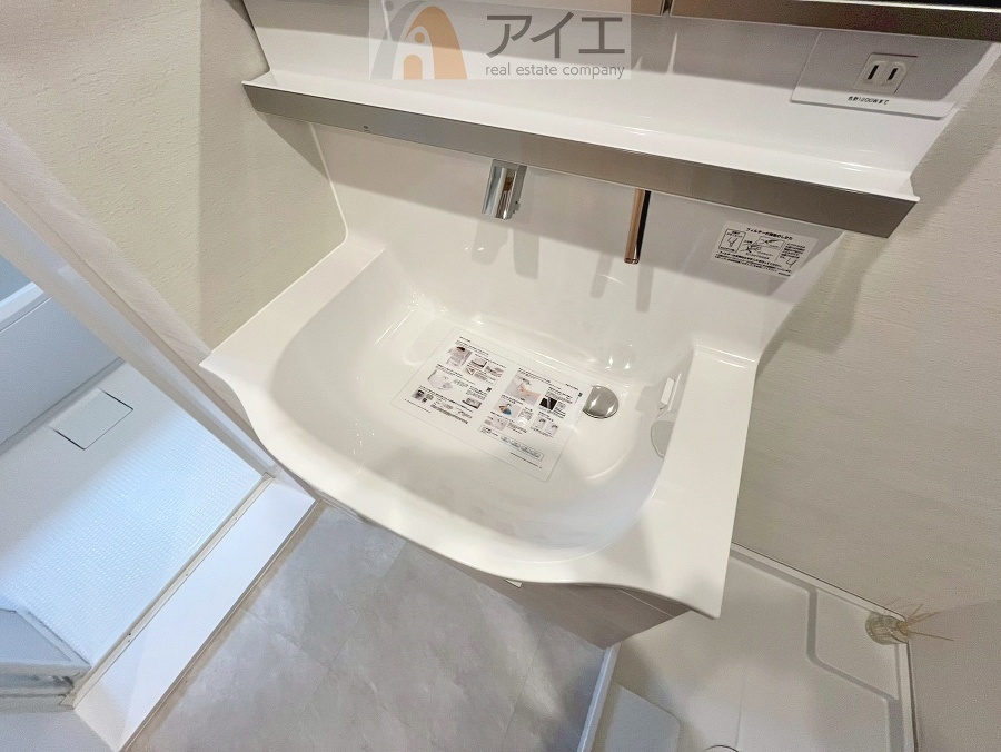 三面鏡にハンドシャワー付き、使いやすい洗面台