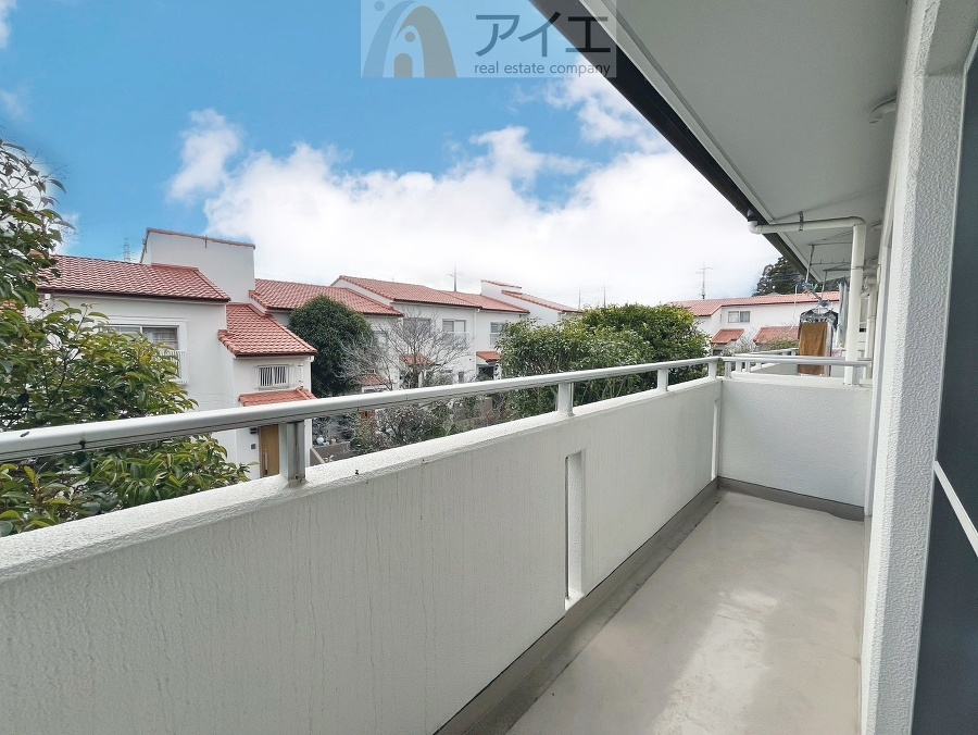 広々バルコニーは日当たり良好、ガーデニングも楽しめます