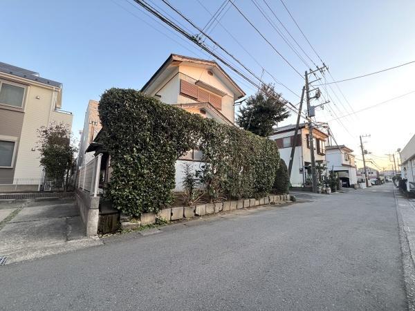 近隣に緑豊かな広場あります。