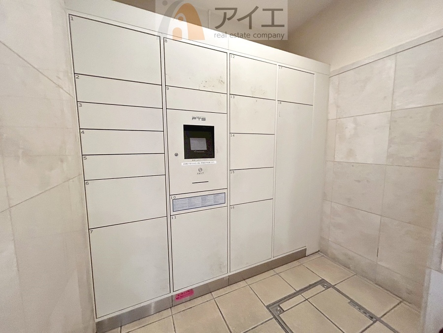 お出掛けが多くても安心な、宅配ボックスつき