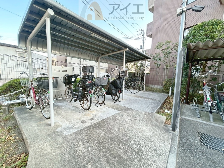 広々スペースの駐輪場はご家族の自転車を置くことができます