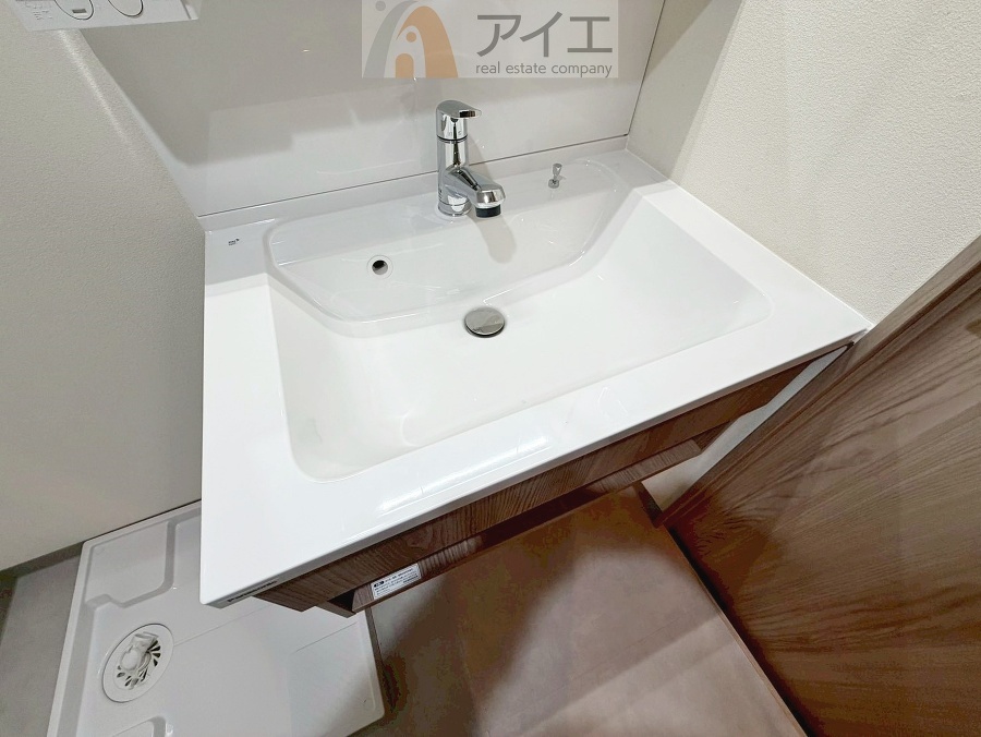 三面鏡にハンドシャワー付き、使いやすい洗面台