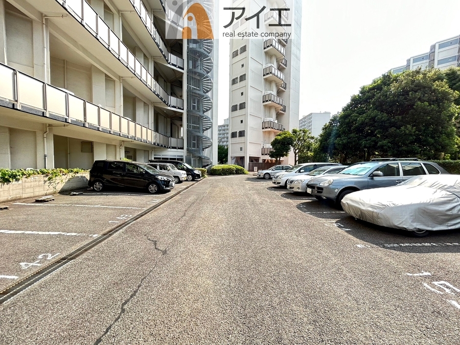 駐車場があるため車通勤の方にも安心なマンションです
