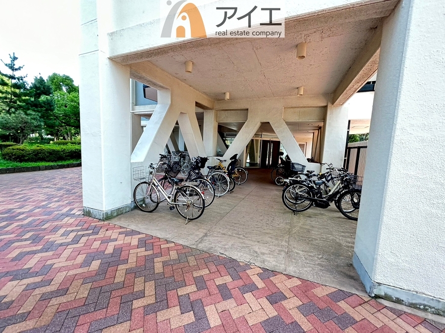 雨の日も安心の、屋根付き駐輪場です