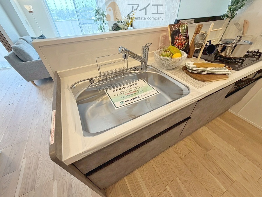 水道一体型の浄水器。ボタン一つで切替可能水回りもすっきり