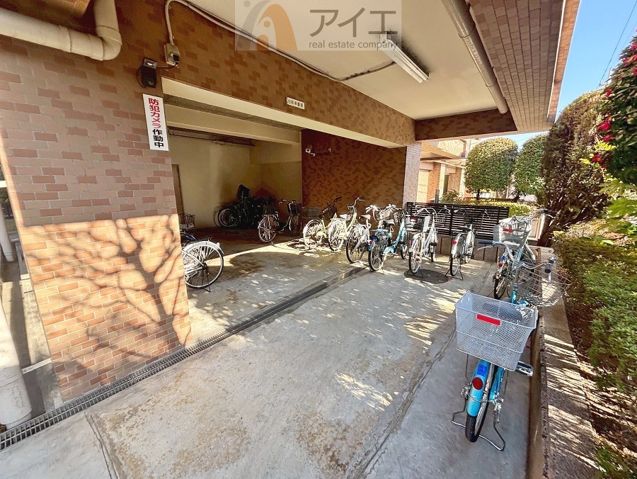 広々スペースの駐輪場はご家族の自転車を置くことができます