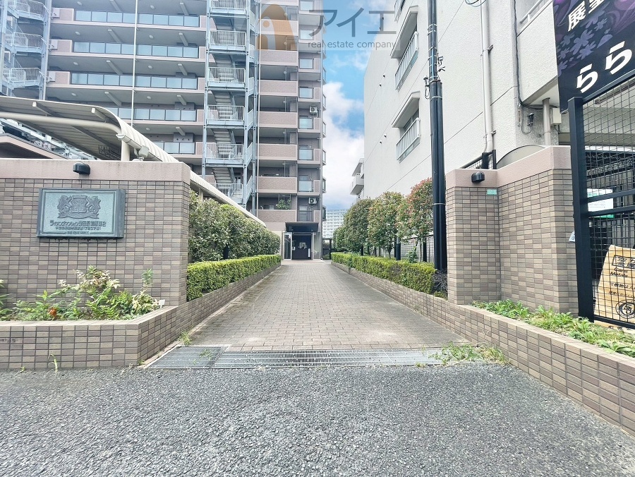 清掃や修理、不審者への声掛けも。管理員日勤は防犯にも有効