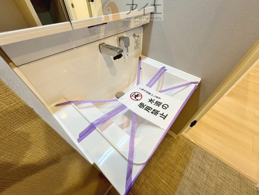 三面鏡にハンドシャワー付き、使いやすい洗面台