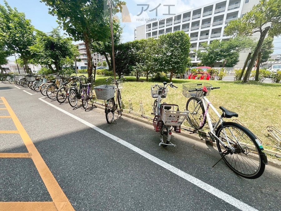 広々スペースの駐輪場はご家族の自転車を置くことができます