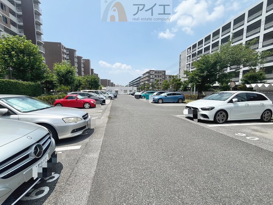 駐車場があるため車通勤の方にも安心なマンションです(要空確認)