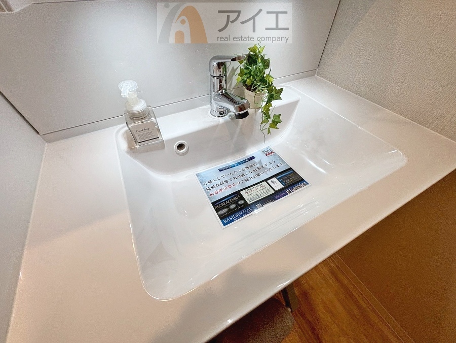 三面鏡にハンドシャワー付き、使いやすい洗面台