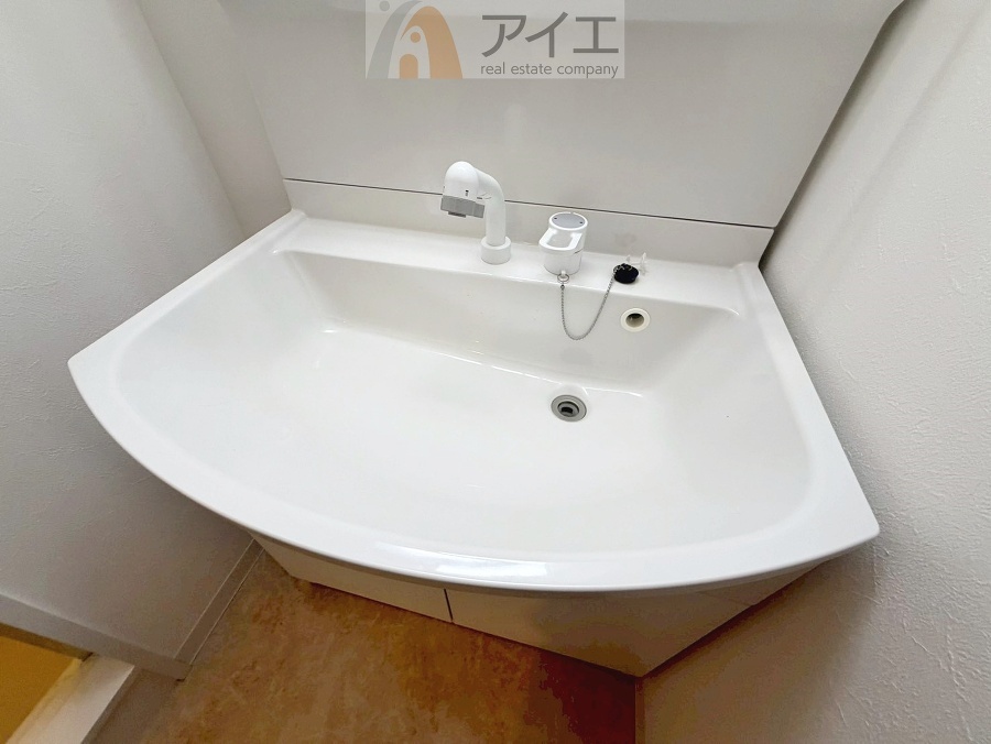 三面鏡にハンドシャワー付き、使いやすい洗面台