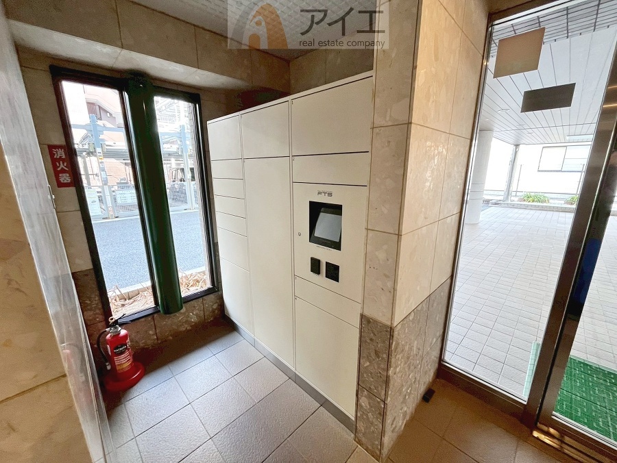 お出掛けが多くても安心な、宅配ボックスつき