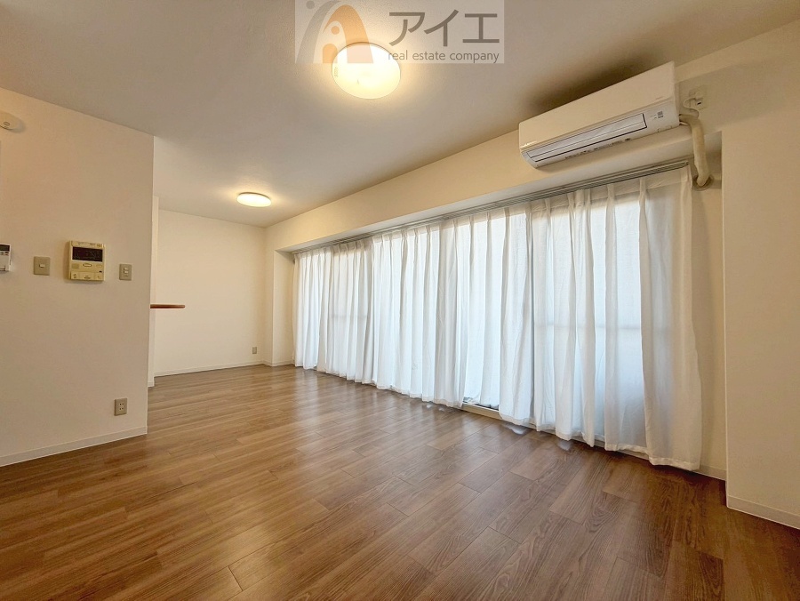 日差しがうれしいリビング、大窓からの見晴らしも良好