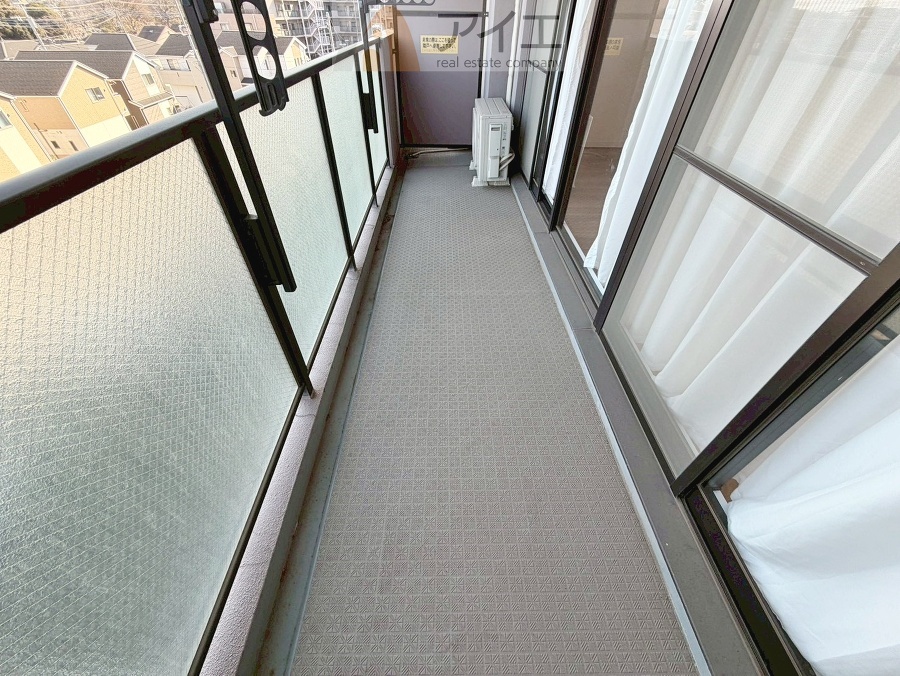 広々バルコニーは日当たり良好、ガーデニングも楽しめます