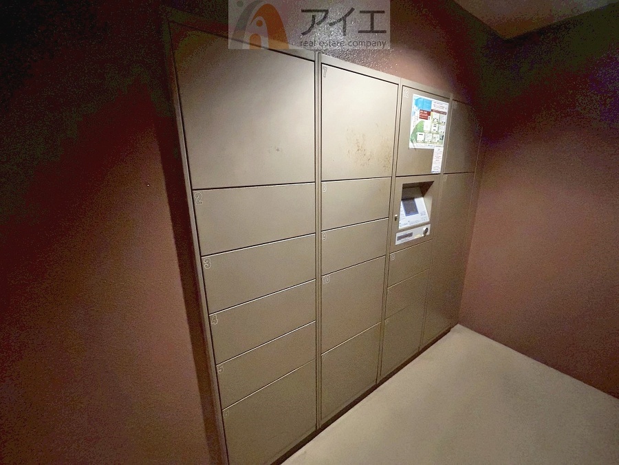 お出掛けが多くても安心な、宅配ボックスつき