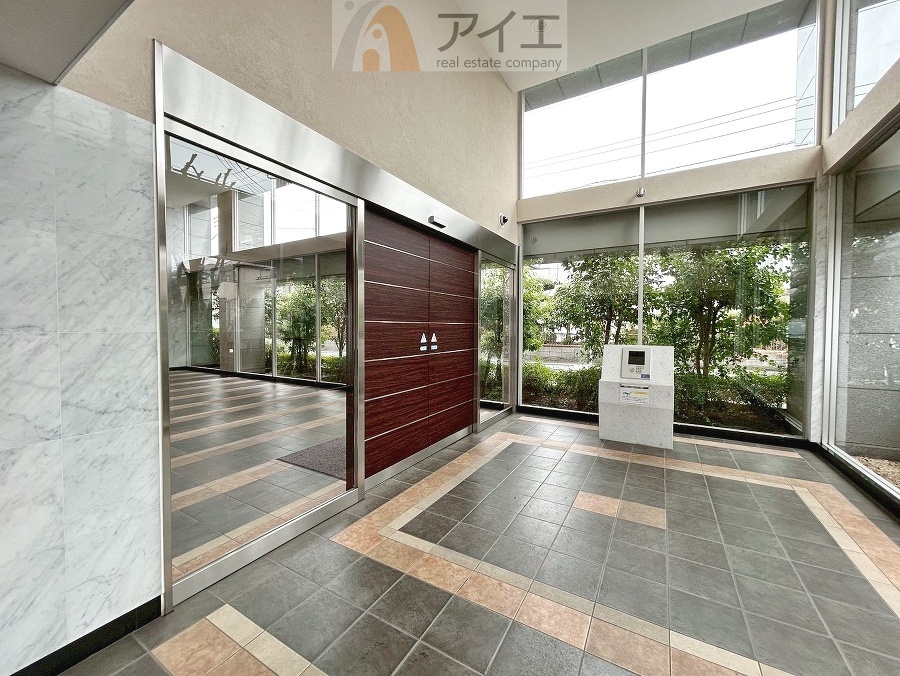 清掃や修理、不審者への声掛けも。管理員日勤は防犯にも有効