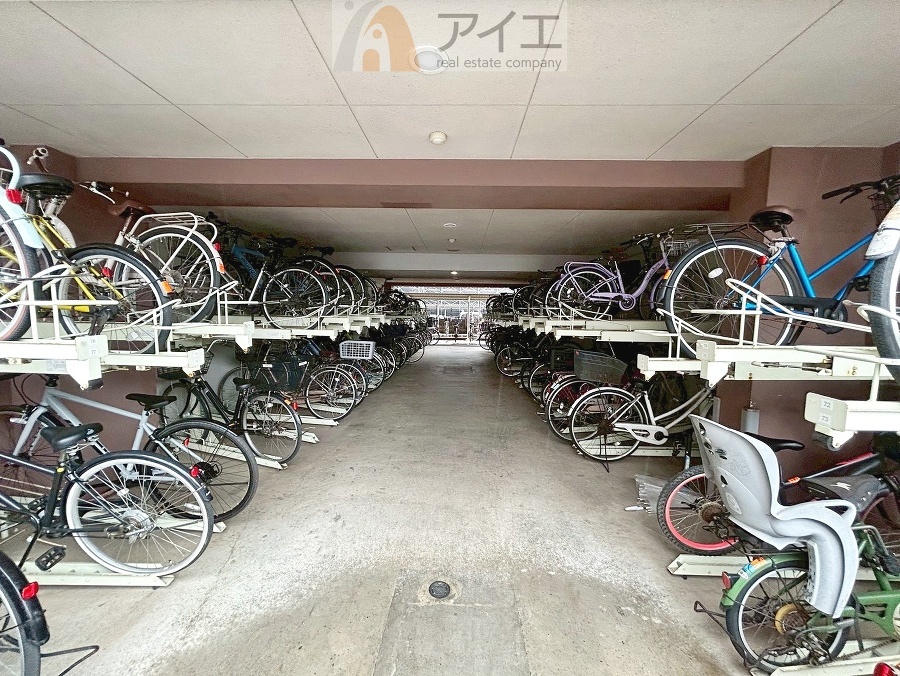広々スペースの駐輪場はご家族の自転車を置くことができます