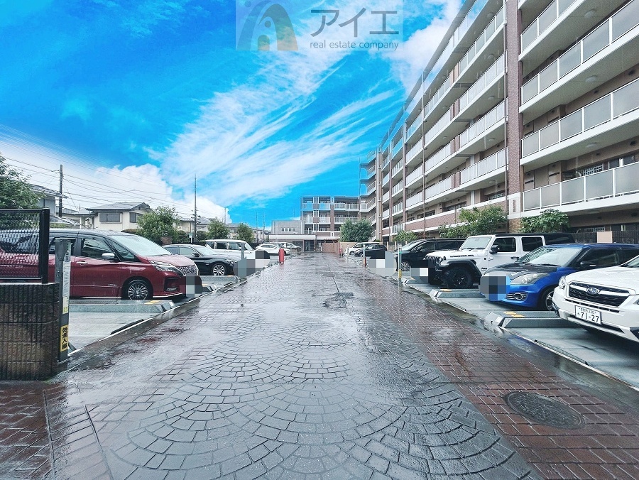 駐車場があるため車通勤の方にも安心なマンションです(要空確認)