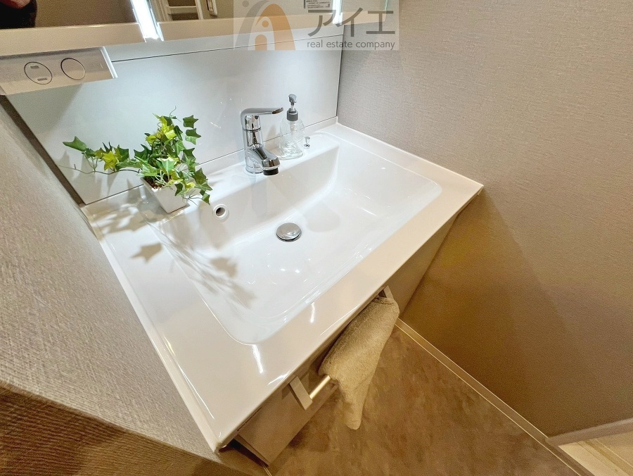 三面鏡にハンドシャワー付き、使いやすい洗面台