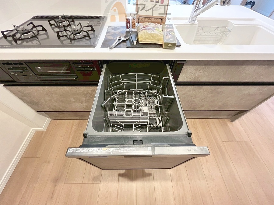 手に優しい、後片づけおまかせの食洗機。ママも食後のだんらんに加われます