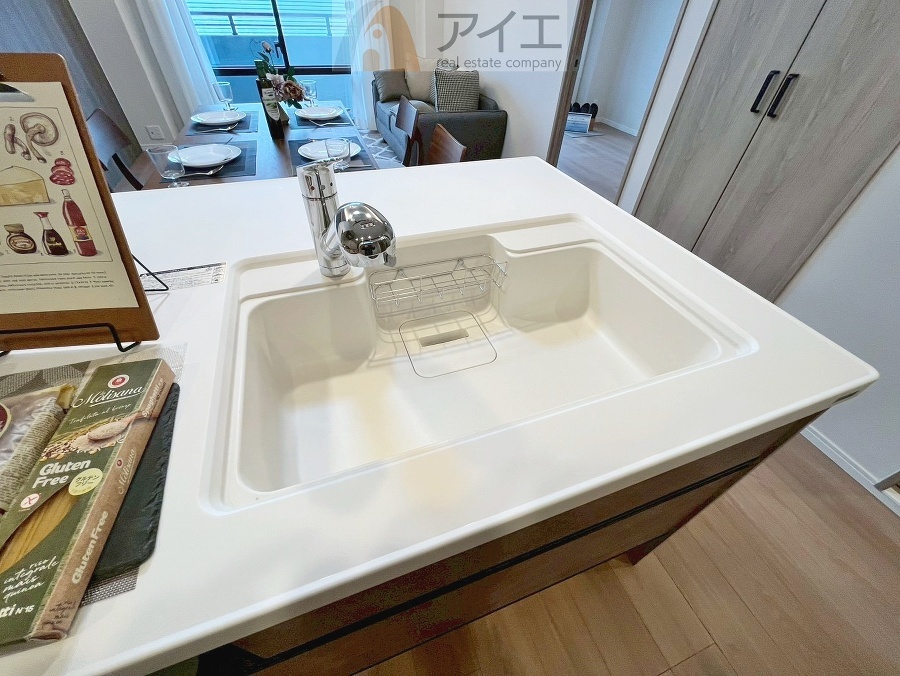 水道一体型の浄水器。ボタン一つで切替可能水回りもすっきり